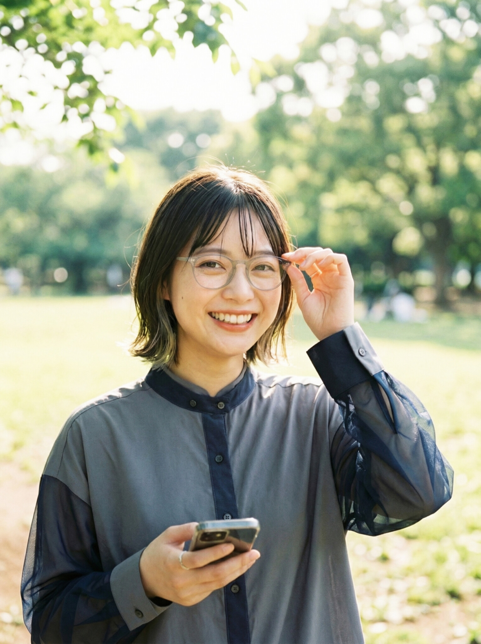 スマホを見る女性